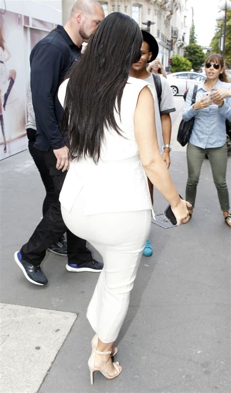 culo kim kardashian|Kim Kardashian enseñando el culo。